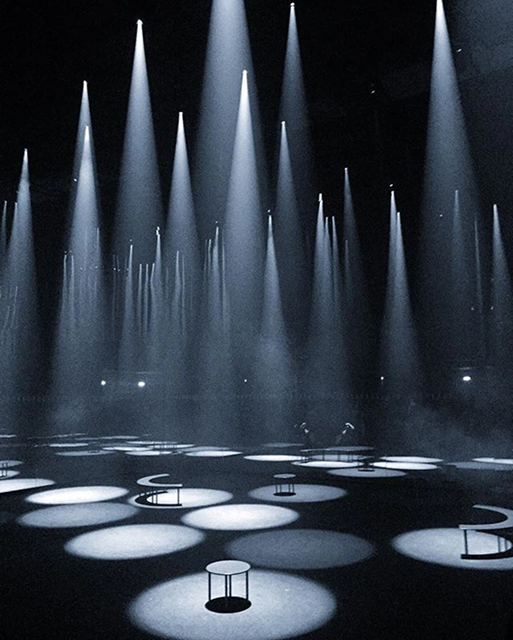 Faisceaux lumineux dans un espace sombre