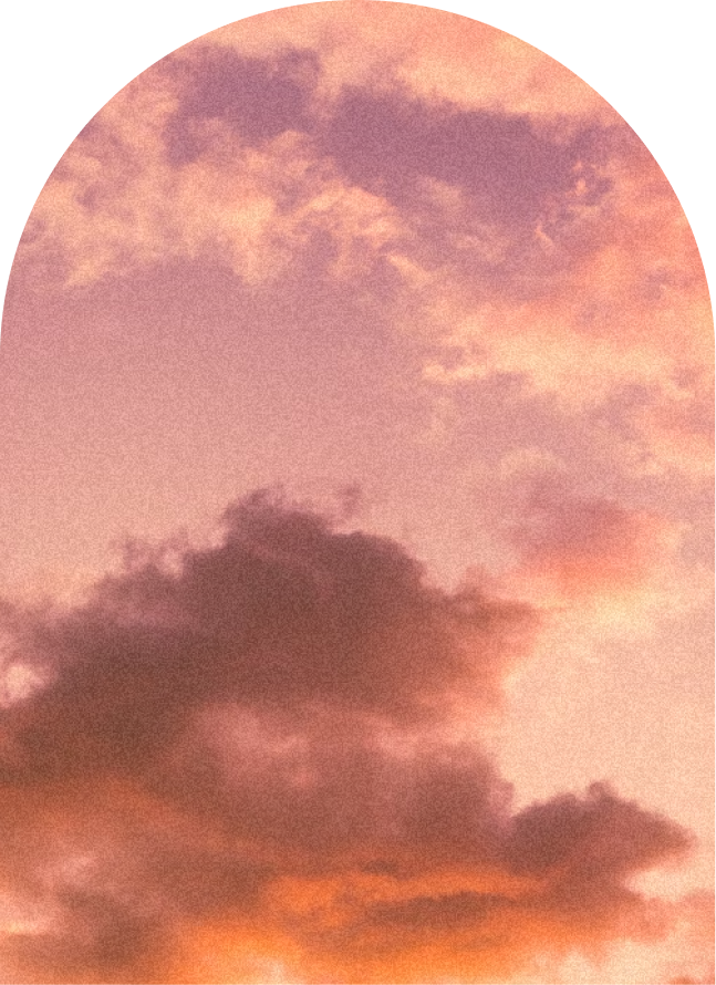 Ciel rosé au coucher du soleil, cadré dans la forme fenêtre Belle Époque